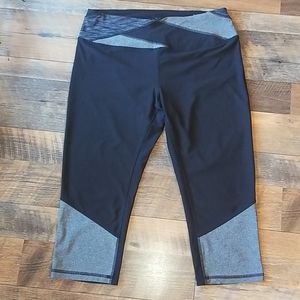 NWOT MAURICES CAPRI LEGGINGS L